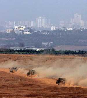 آليات عسكرية إسرائيلية تتوغل في قطاع غزة- أرشيفية