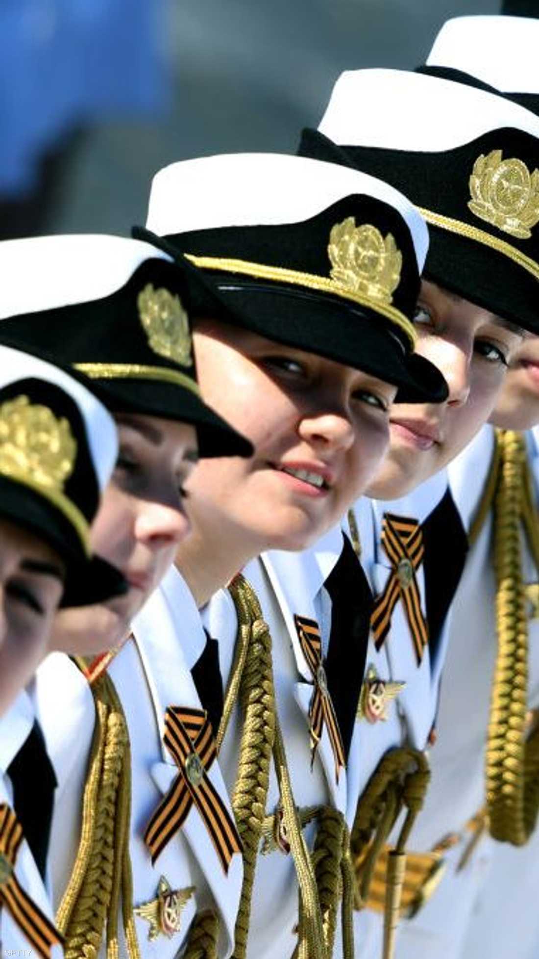 حسناوات البحرية الروسية.. انضباط