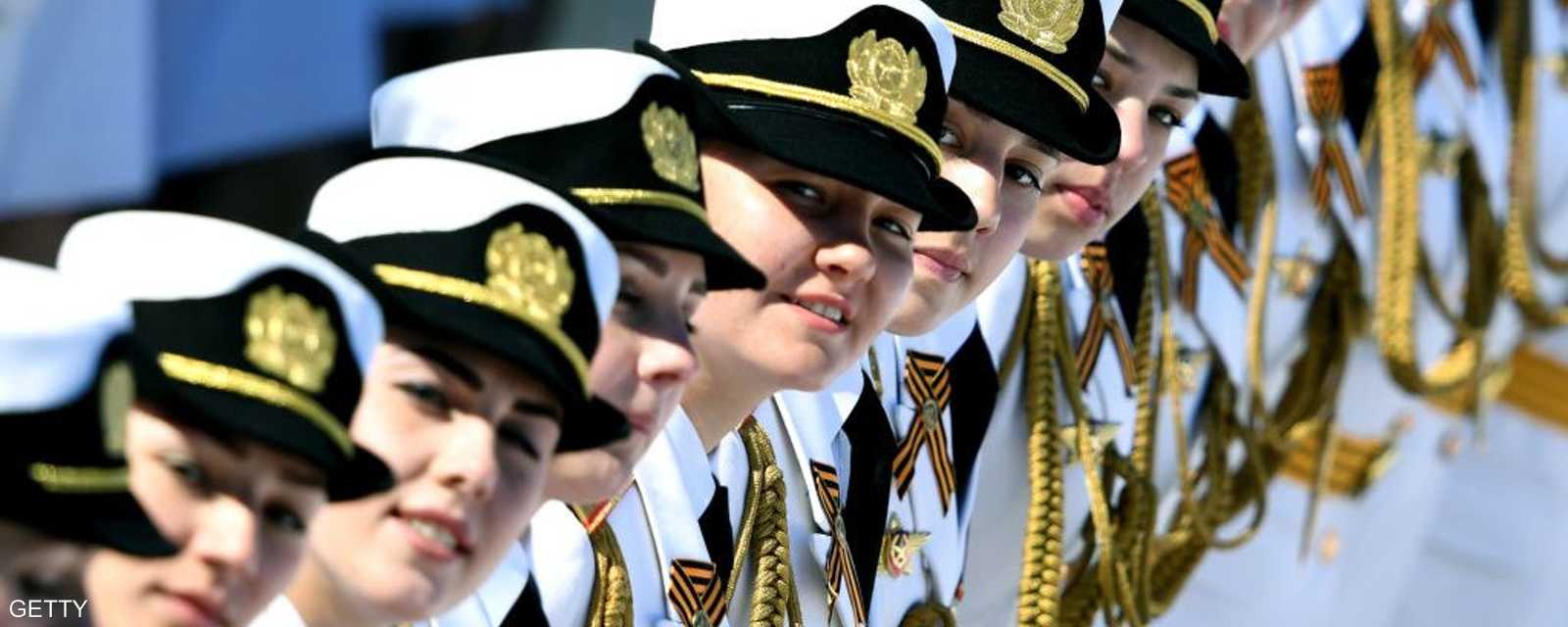 حسناوات البحرية الروسية.. انضباط