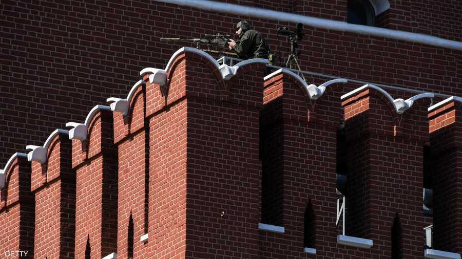 قناص يؤمن منطقة العرض التي سيزورها عدد من قادة دول العالم