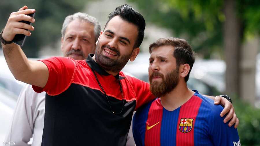 سيلفي مع شبيه ميسي.