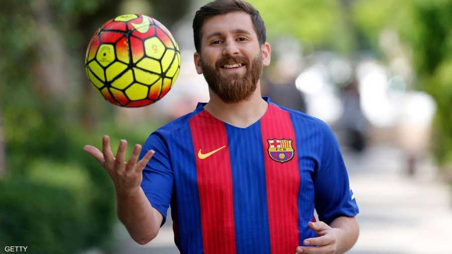 ميسي الإيراني يقلد حركات ميسي بالكرة.