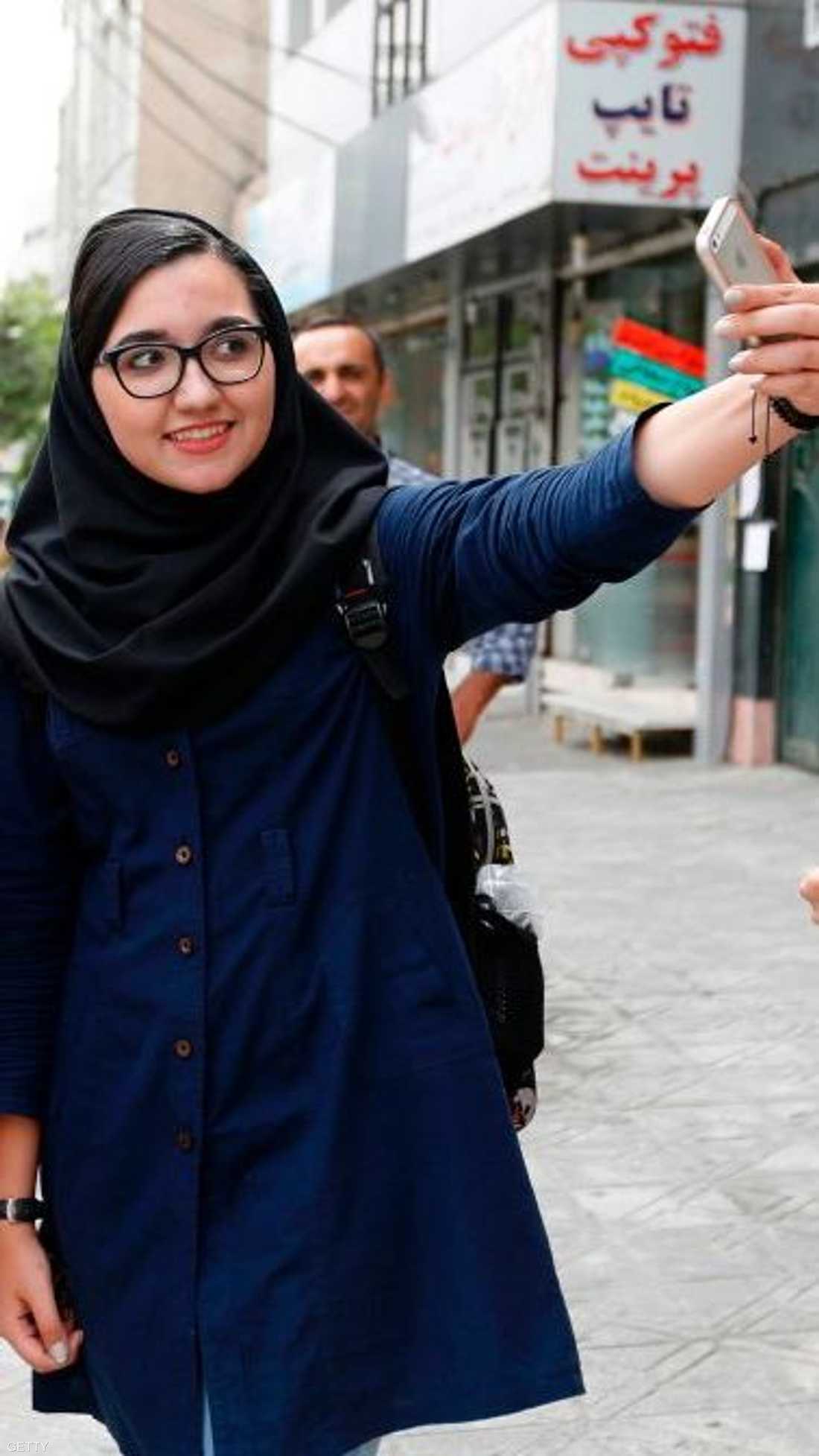 الناس يوقفون شبيه ميسي في كل مكان لالتقاط الصور معه.