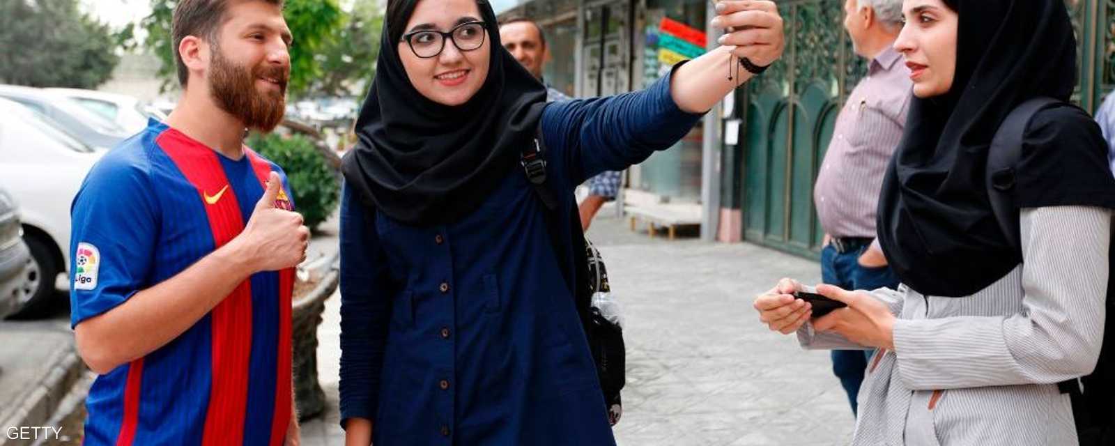 الناس يوقفون شبيه ميسي في كل مكان لالتقاط الصور معه.