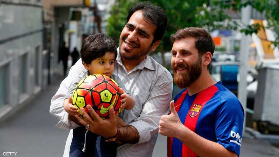 حتى الأطفال يلتقطون صورا مع شبيه النجم.