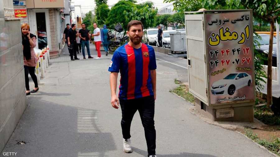 ميسي يمشي في أحد شوارع العاصمة الإيرانية طهران.