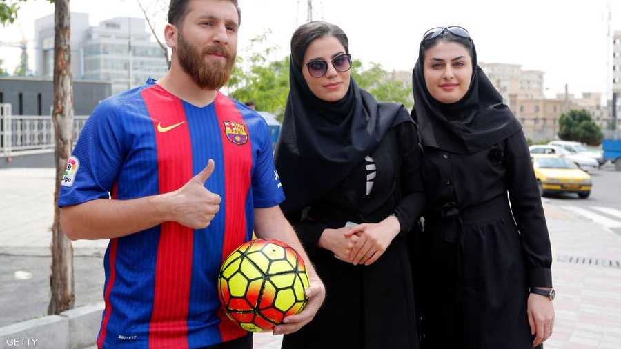 شبيه ميسي يقلد حركات نجمه المفضل.