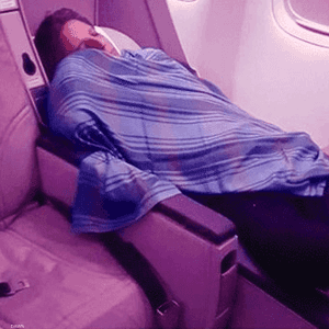 الطيار ترك قمرة القيادة وذهب للنوم