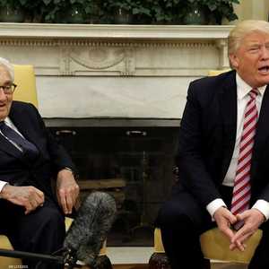 هنري كيسنجر متحدثا إلى الصحفيين بعد لقاء ترامب ولافروف