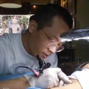 الوشم لإخفاء ندبة الولادة