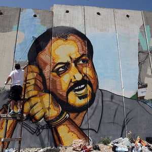 جدارية للبرغوثي على "الجدار العازل"