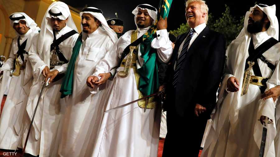 ترامب يحمل السيف أثناء أداء "العرضة"