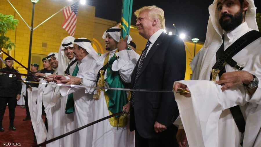 عند أداء "العرضة" يكون هناك تكرار لأبيات شعرية وأناشيد