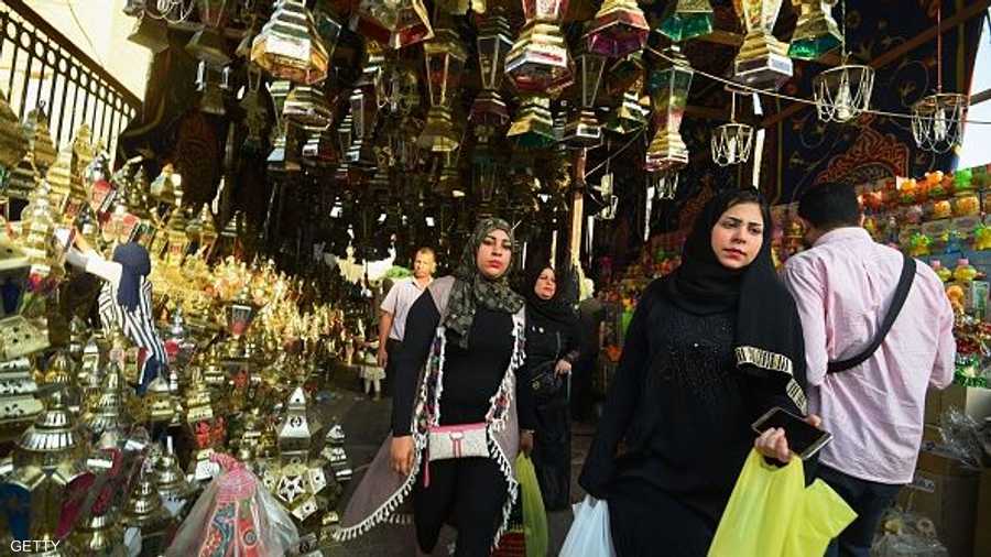 الأسر المصرية تحرص على شراء الفوانيس لأبنائها