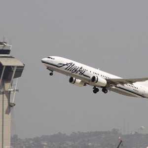 طائرة تقع من مطار لوس أنجلوس