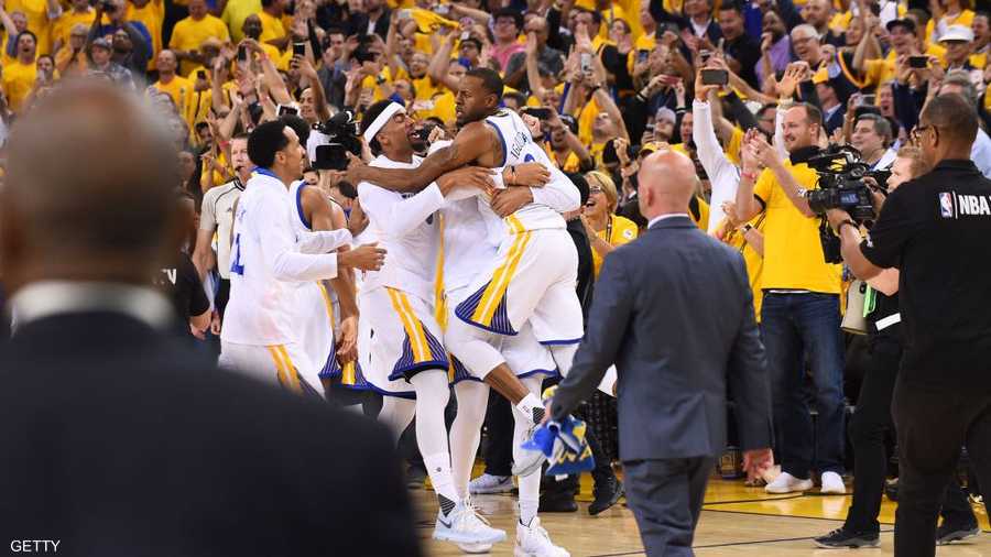 لحظة نهاية المباراة معلنة انتصار غولدن ستيت