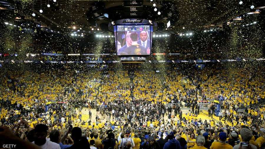 طغى اللون الأصفر على ملعب "أوركل أرينا" في مدينة أوكلاند