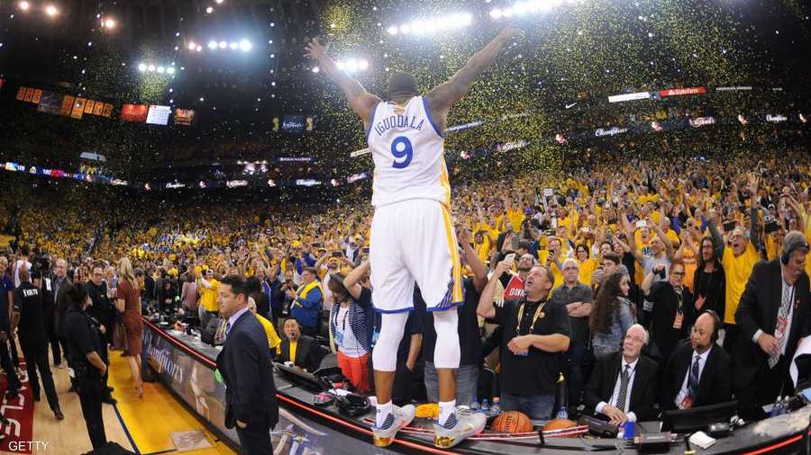 لاعب فريق غولدن ستيت، أندريه إيغودالا، منتشيا بانتصار فريقه.