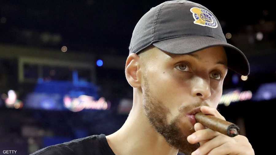 نجم الفريق ستيف كوري يحتفل باللقب بتدخين السيجار