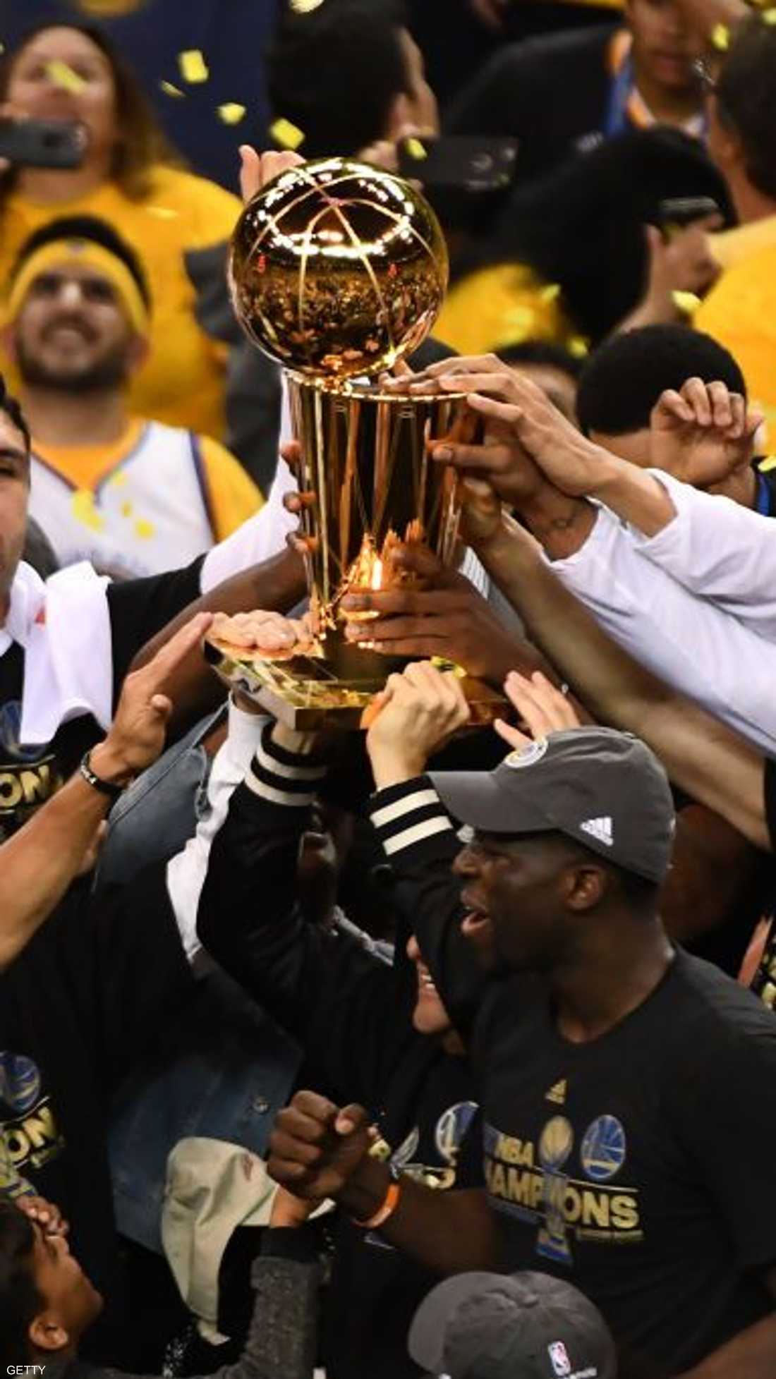 فريق غولدن ستيت وريورز يرفع كأس دوري رابطة كرة السلة