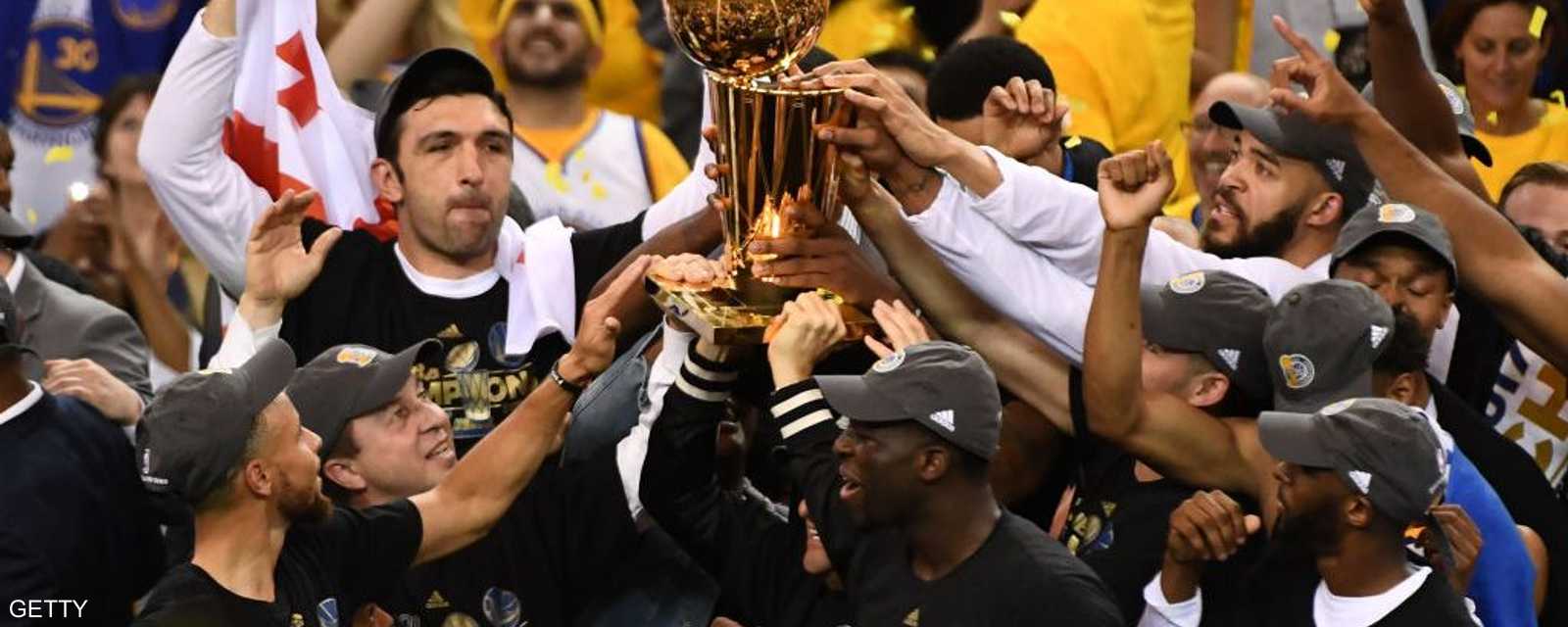 فريق غولدن ستيت وريورز يرفع كأس دوري رابطة كرة السلة