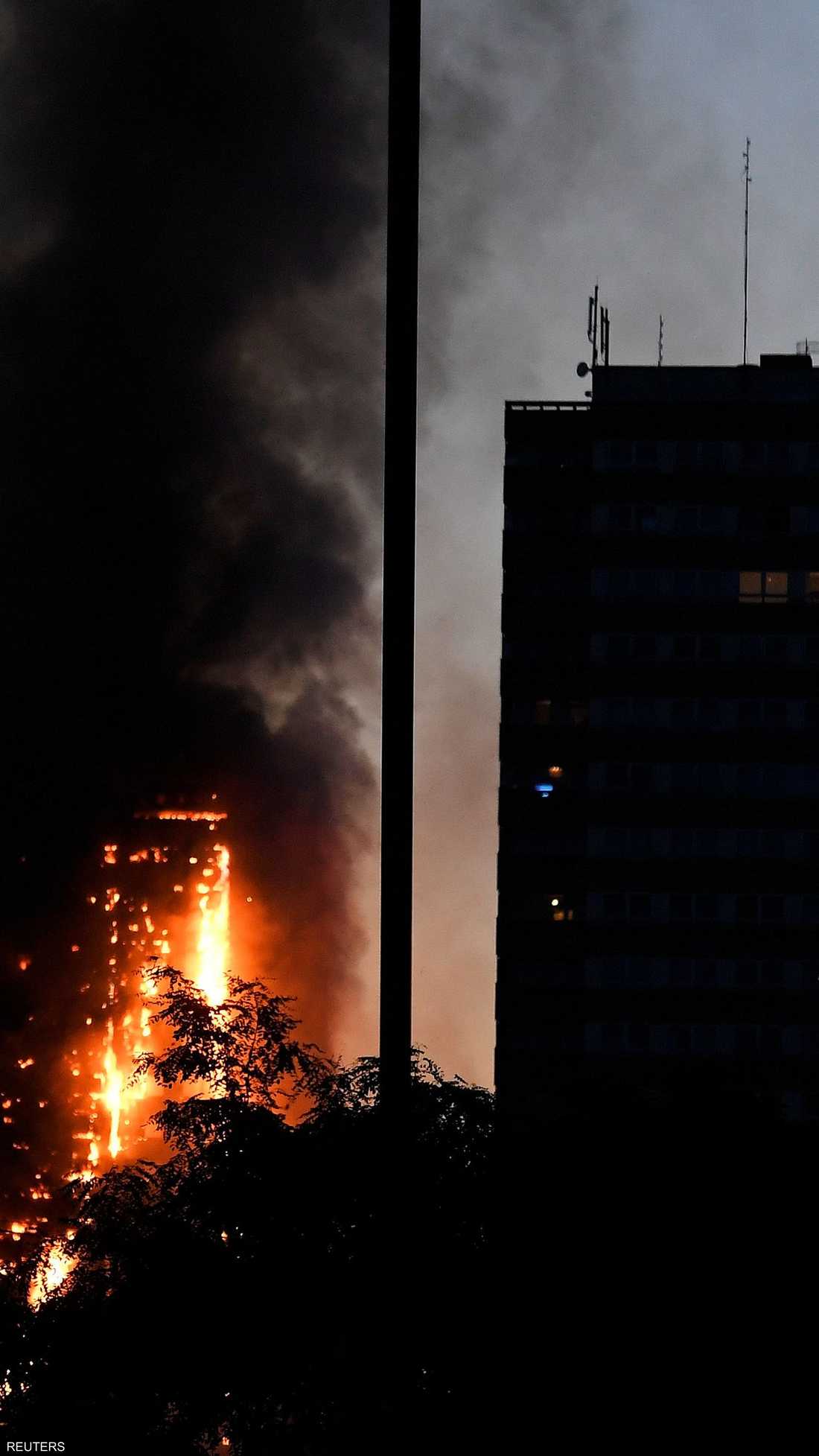 تم إجلاء السكان من البرج السكني المشتعل