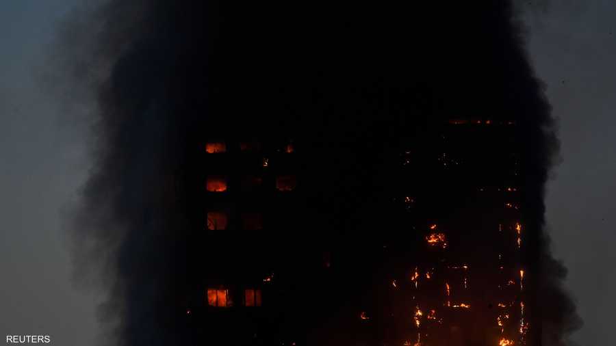 وغطت النيران الكثيفة جانبي المبنى