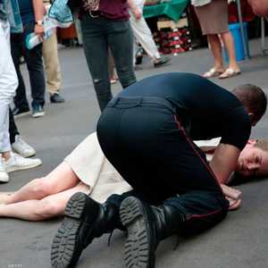 موريزيه إلى جانبها عامل إغاثة