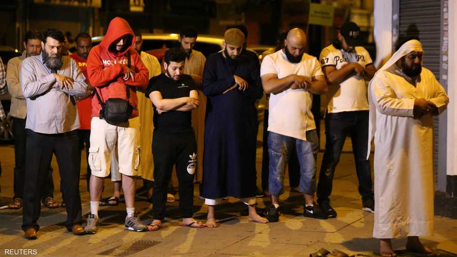 مصلون خارج المسجد يؤدون الصلاة
