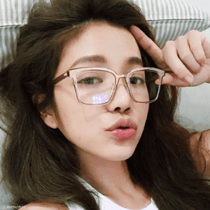 لور شو .. الهيئة طفولية والعمر فوق الـ 40