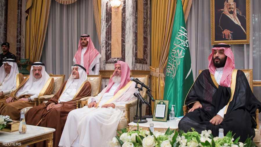 الأمير الشاب بجانب مفتي المملكة وأمراء في مكة المكرمة