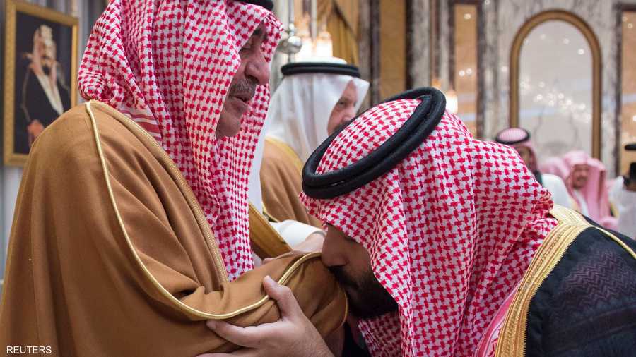 يقبل يد عمه ولي العهد الأسبق الأمير مقرن