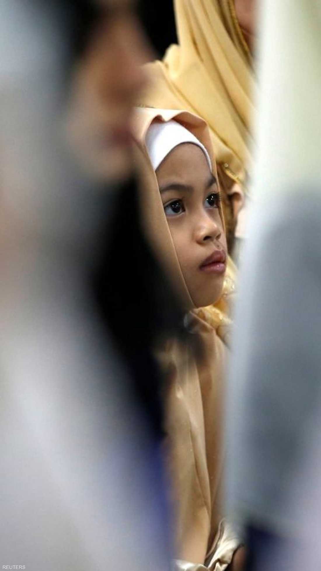 طفلة أثناء صلاة العيد في سنغافورة