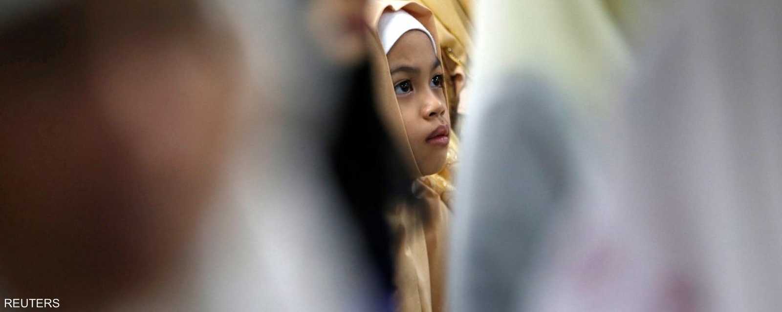 طفلة أثناء صلاة العيد في سنغافورة