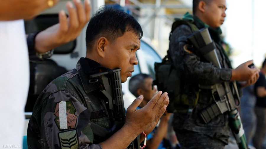وفي الفلبين صلاة بالبزة العسكرية