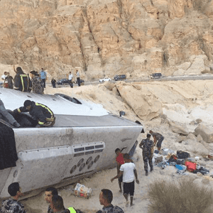 وقع حادث انقلاب الحافلة في منطقة مثلث المعمورة بالطفيلة