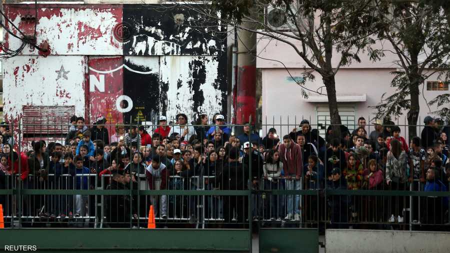 جماهير غفيرة كانت تنتظر خارج الفندق الذي أقيم فيه العرس