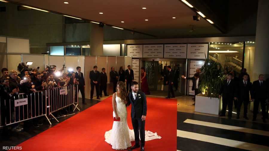 ميسي وزوجته أمام عدسات وسائل الإعلام