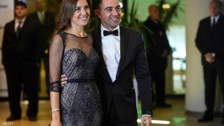 تشافي هيرنانديز وزوجته