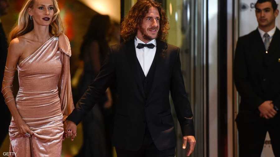 قائد برشلونة السابق بويول زوجته