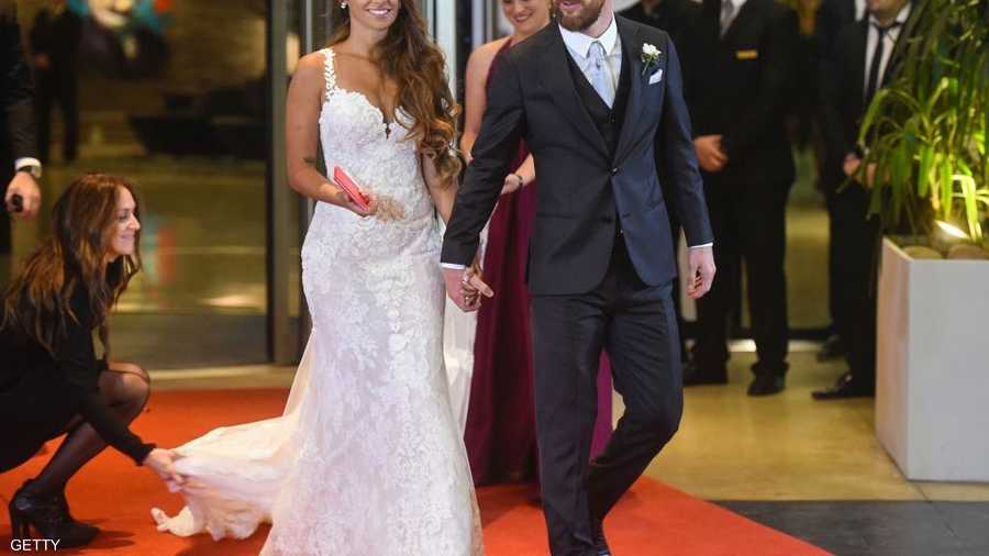 ليونيل ميسي وزوجته خارج الفندق