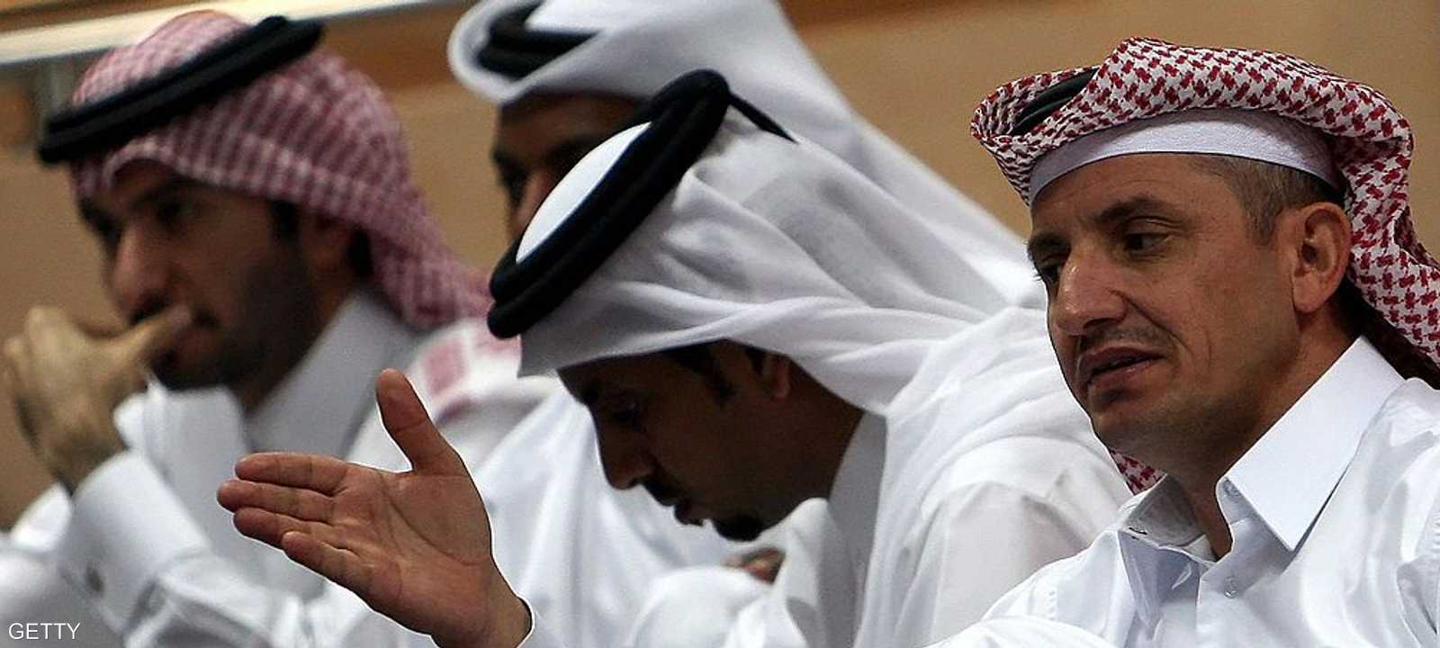 مستثمرون قطريون يتابعون مؤشر البورصة في الدوحة - أرشيف