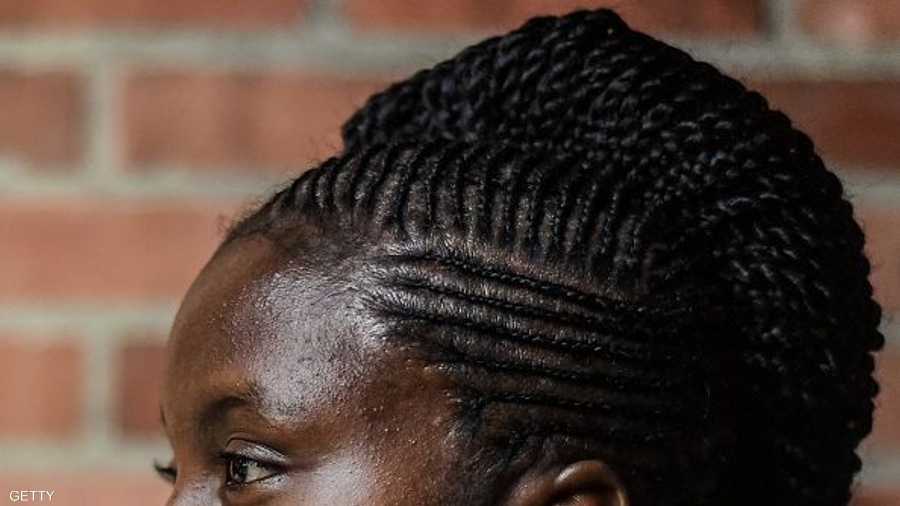 نساء من مختلف الأعمار يقبلن على التسريحات الإفريقية في كولوم