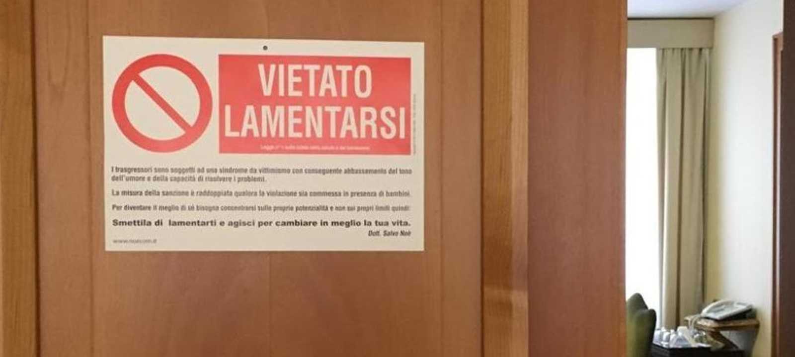 اللافتة على باب الجناح الخاص بالبابا فرنسيس في الفاتيكان.