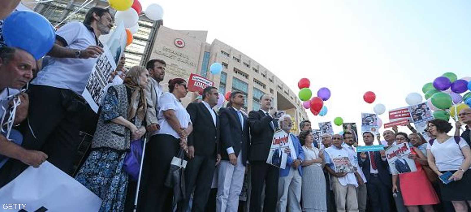 متضامنون مع صحيفة "جمهوريت" خارج قاعات المحكمة.