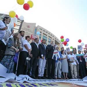 متضامنون مع صحيفة "جمهوريت" خارج قاعات المحكمة.