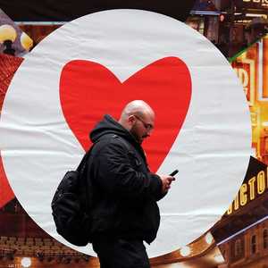 مخالفة من يرسل رسائل خلال عبور الطريق