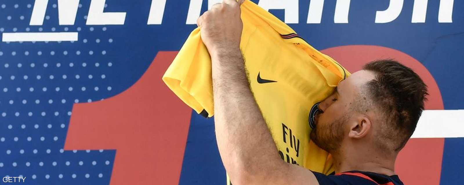 مشجعو باريس سان جرمان يقبلون قميص نيمار الجديد