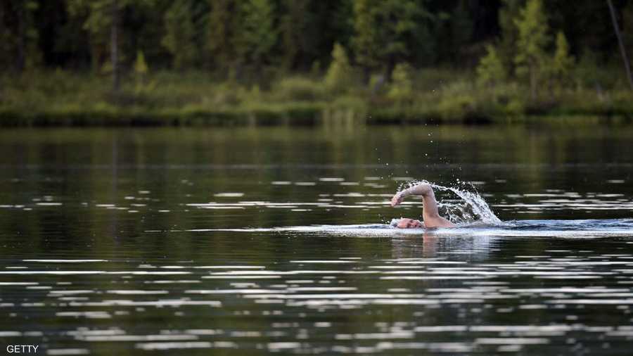 بوتن يسبح في البحيرة