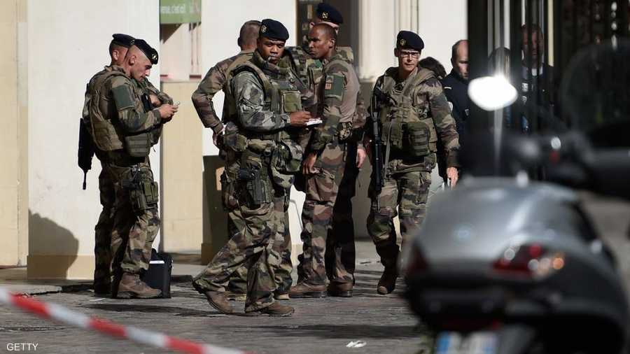 قالت الشرطة الفرنسية إن عددا من عناصرها جرى استهدافهم